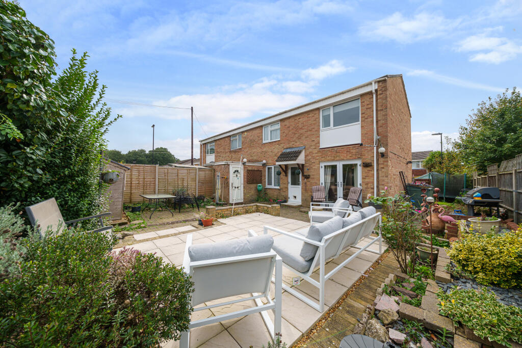 3 bedroom end of terrace house for sale in Tangmere Drive, Lordshill, Southampton, SO16