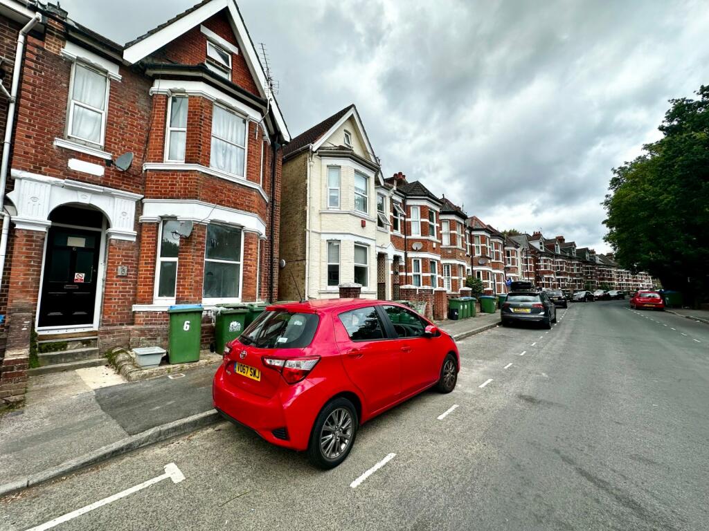 2 bedroom flat for rent in Silverdale Road, Southampton, Hampshire, SO15