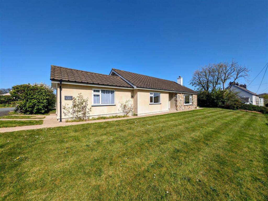 4 bedroom detached bungalow for sale in LlunyMynydd, Feidr PenyBont
