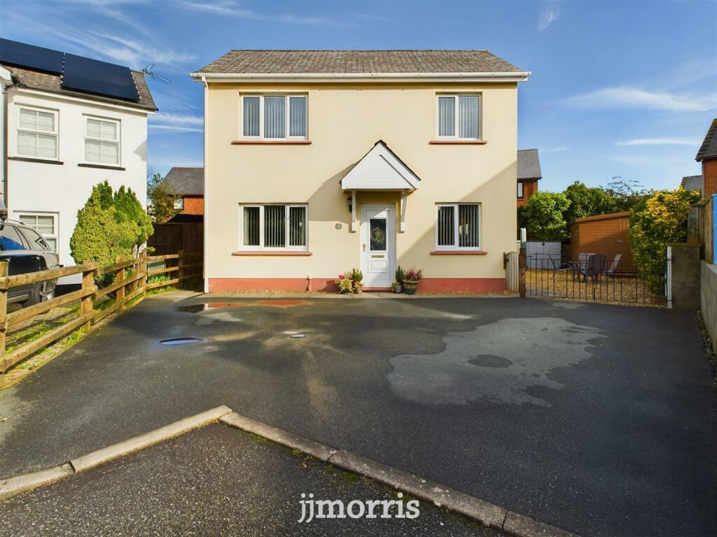 3 bedroom detached house for sale in Tudor Gardens, Merlins Bridge, Haverfordwest, SA61
