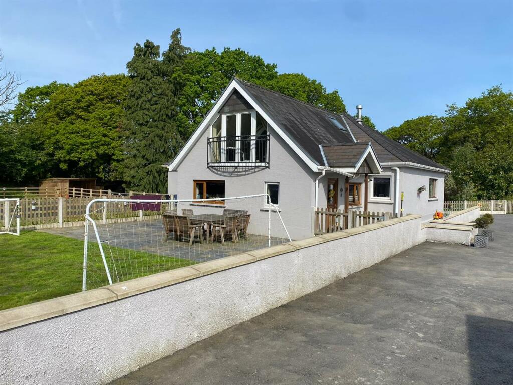 4 bedroom smallholding for sale in Heol Capel Ifan, Pontyberem, SA15