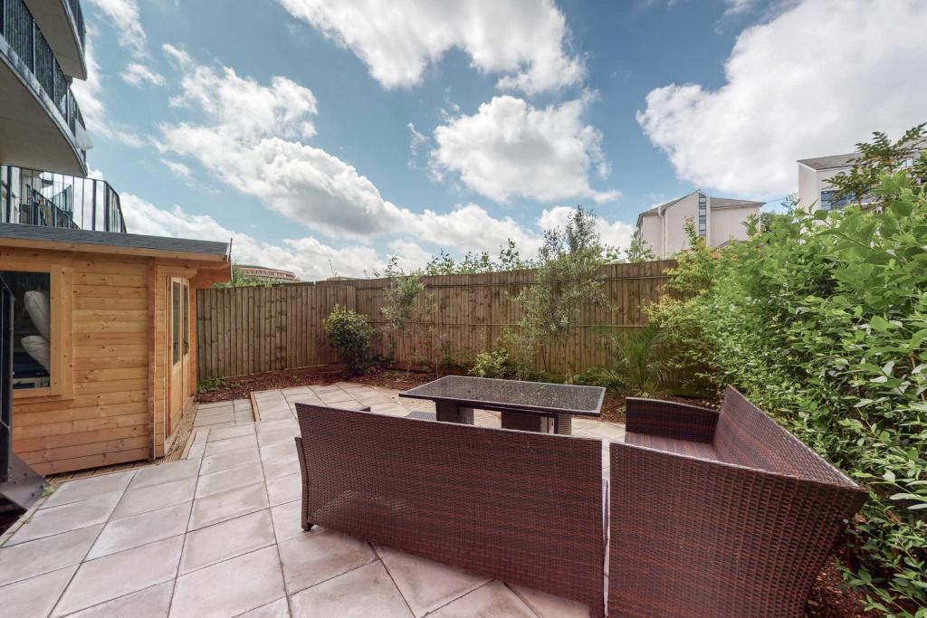 1 bedroom apartment for sale in Alberts Court, 2 Palgrave Gardens