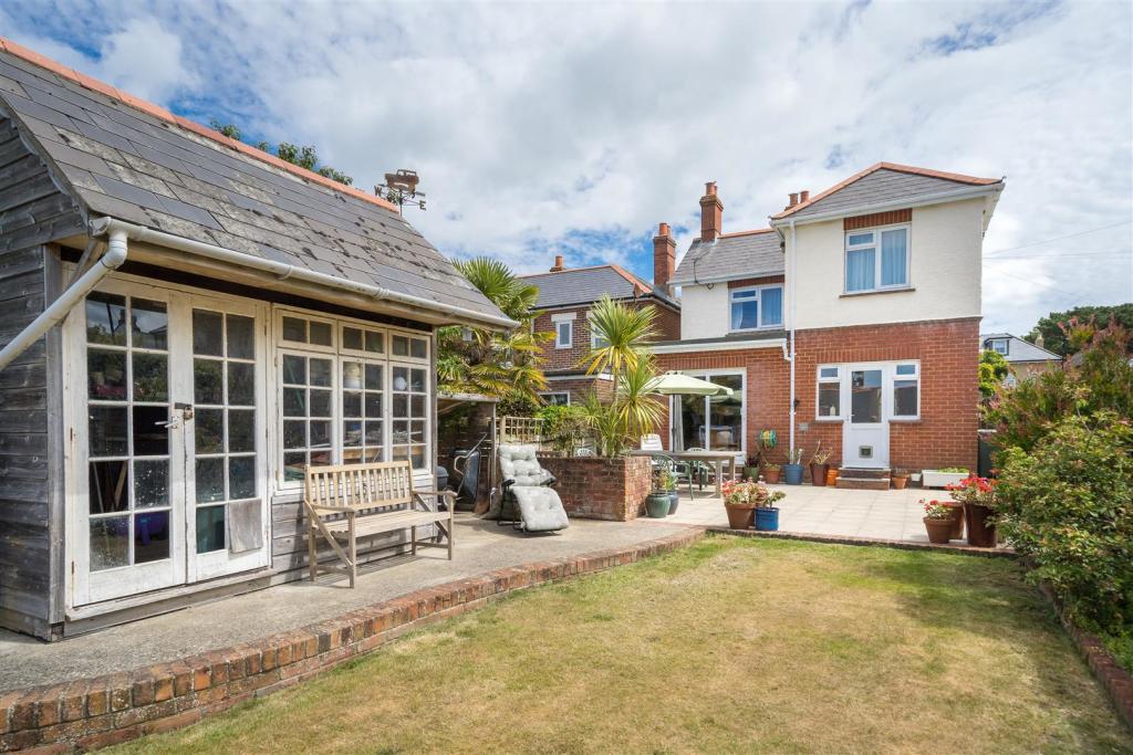 3 bedroom detached house for sale in Worsley Road, Gurnard., PO31