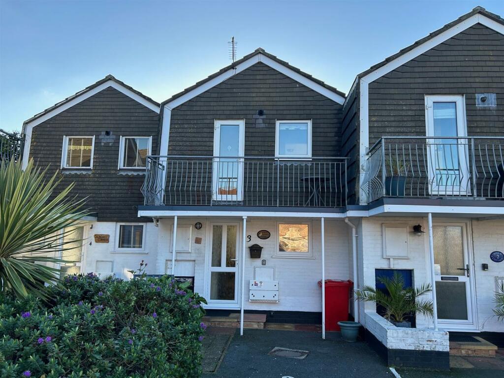 2 bedroom house for sale in Castle Street, East Cowes, PO32