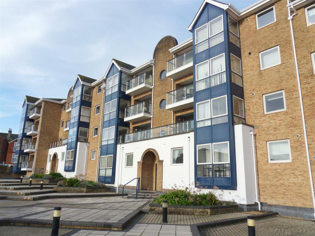 3 bedroom apartment for sale in Admiral Gardens, Cowes, PO31