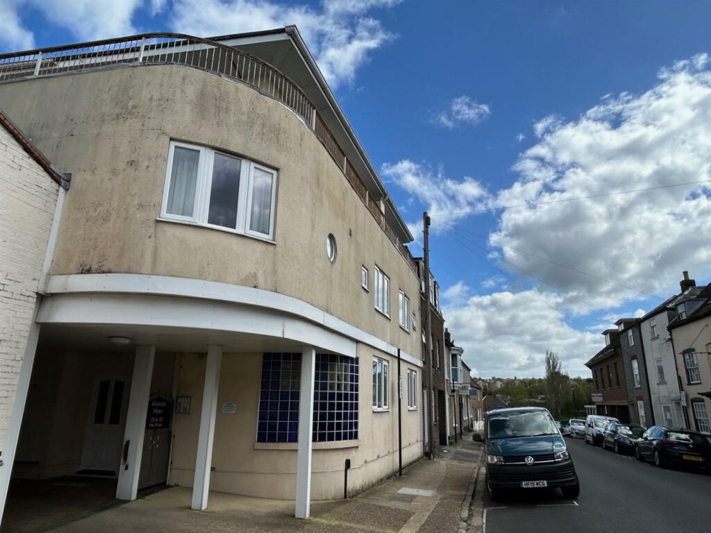 Studio flat for sale in Pyle Street, Newport, PO30