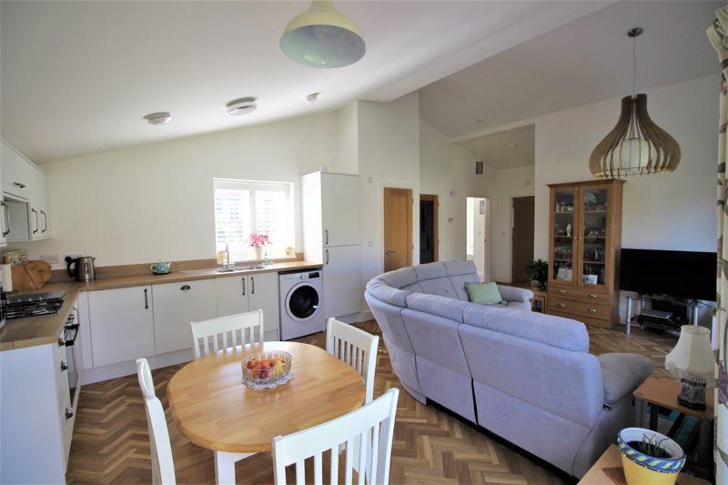 2 bedroom semidetached bungalow for sale in Beech Avenue, Edwinstowe