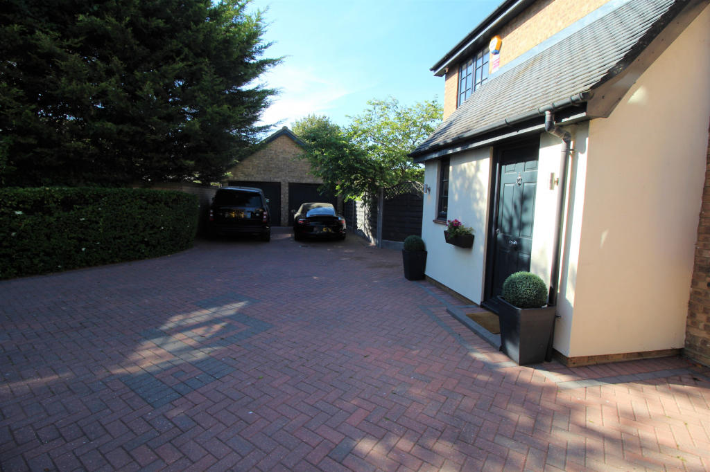 4 bedroom detached house for rent in Findon Gardens, Rainham, Essex, RM13