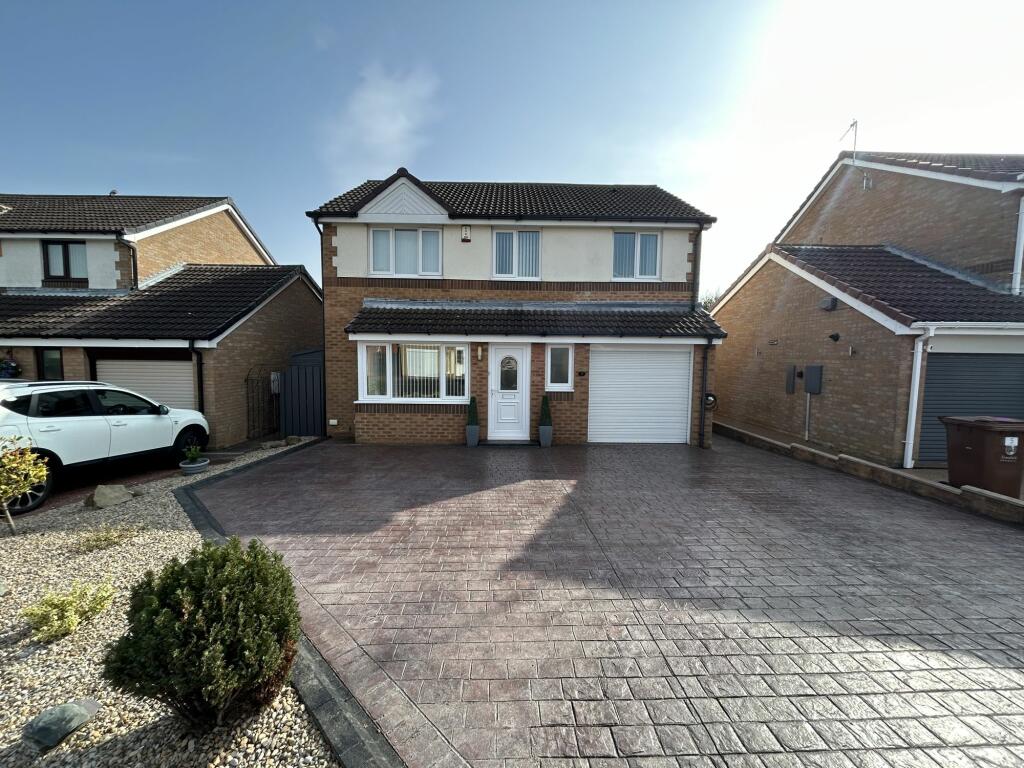 4 bedroom detached house for sale in Fallowfield Way, Ashington