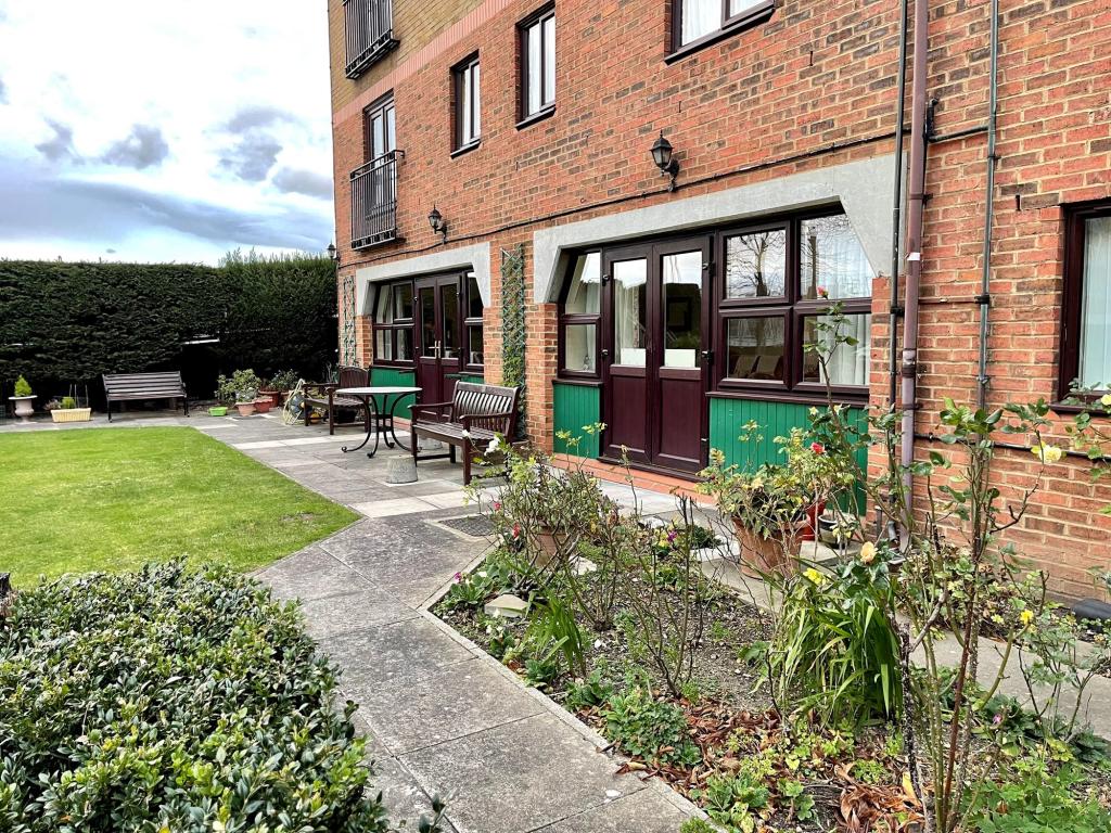 1 bedroom flat for sale in West Street, Gravesend, Kent, DA11 0BT, DA11