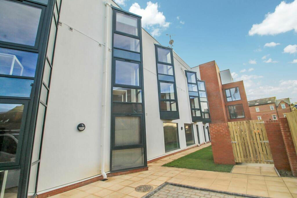 Studio flat for sale in The Pavilion, St Michaels Lane, headingley