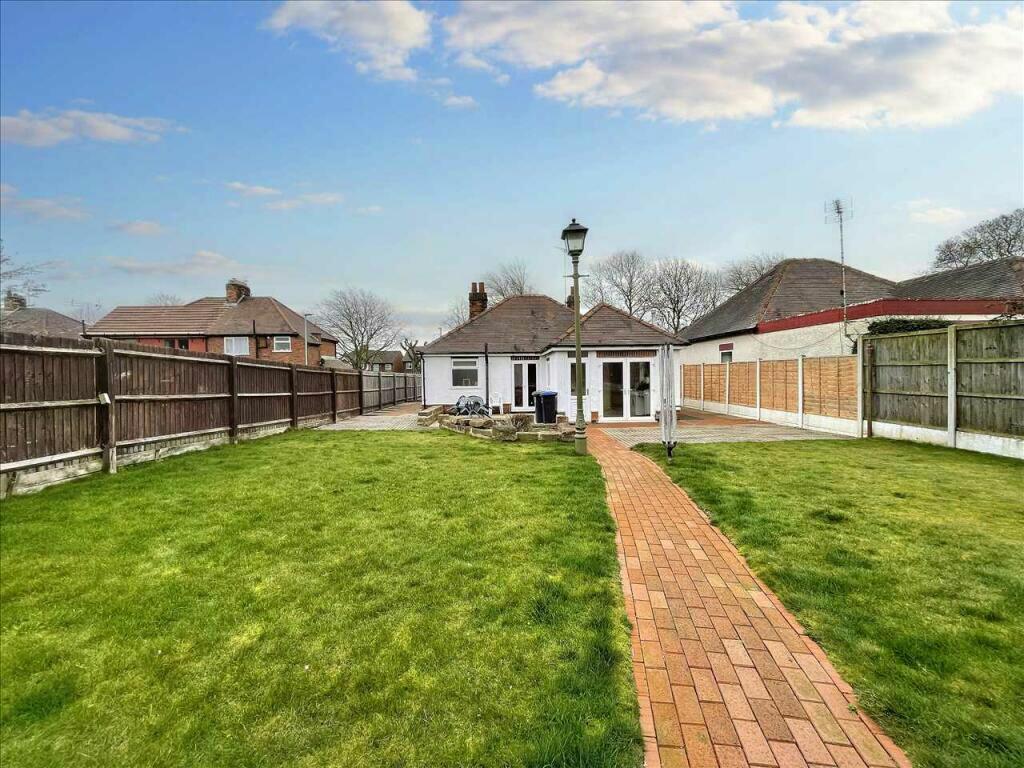 2 bedroom bungalow for sale in Kirkby Folly Road, KirkbyinAshfield, Nottinghamshire, NG17 5HN