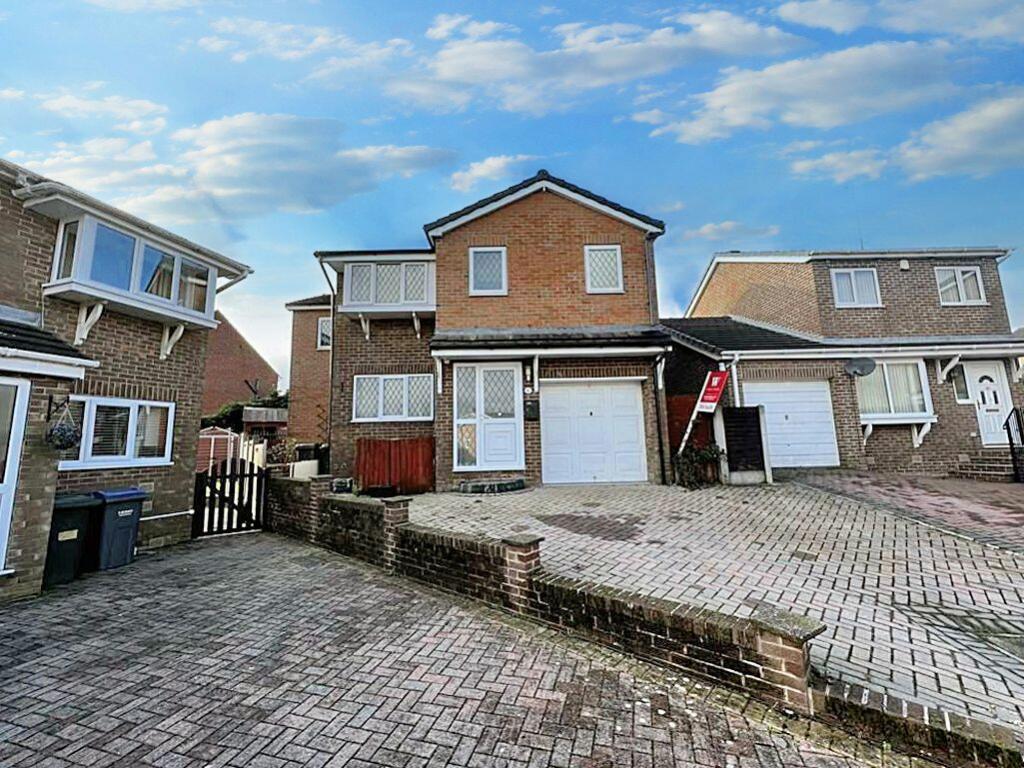 4 bedroom detached house for sale in Cloverville Approach, Bradford