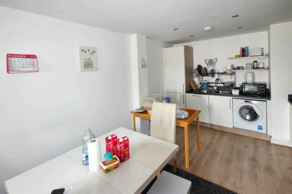 3 bedroom flat for sale in Wesley Lane, Bicester, Oxfordshire, OX26 6JU