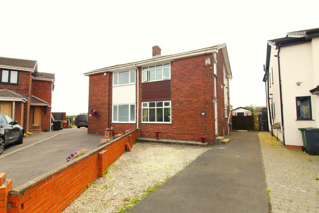 3 bedroom semidetached house for sale in Greenmoor Crescent, Lofthouse