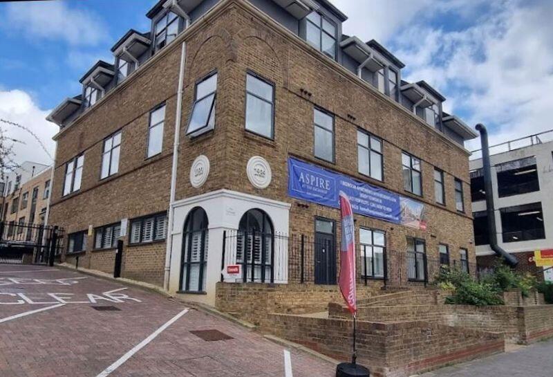 Main image of property: 89 Marlowes, Hemel Hempstead, Hertfordshire, HP1 1EH