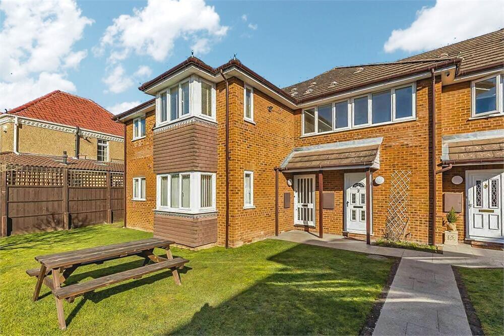 Main image of property: Pinstone Way, Gerrards Cross, Buckinghamshire, SL9 7BU
