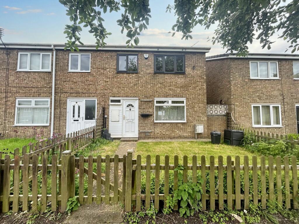 3 bedroom terraced house for sale in Ambassadors Way, New York, North