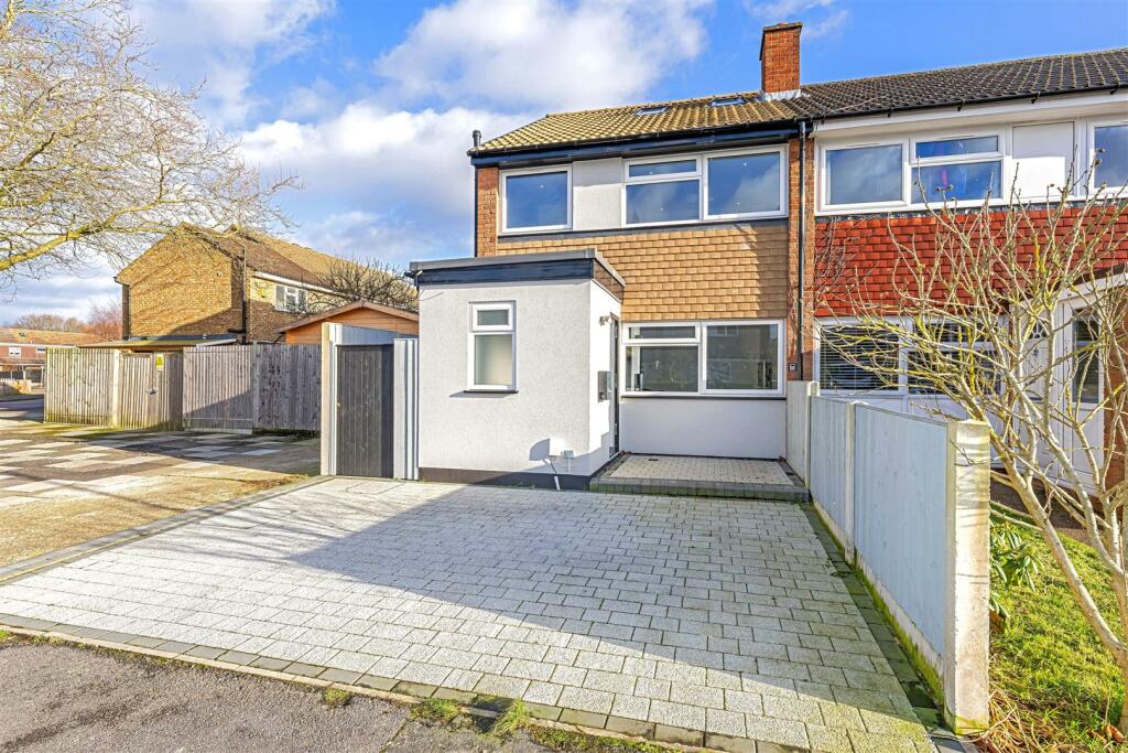4 bedroom house for sale in Wordsworth Road, Hampton, TW12