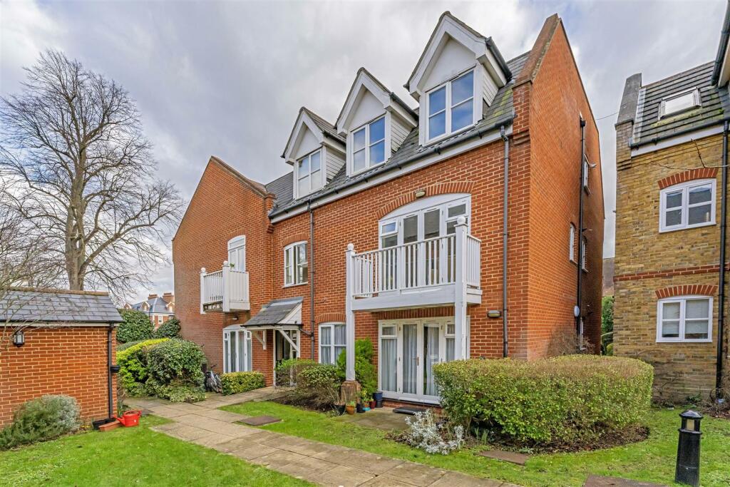 2 bedroom flat for rent in Hampton Road, Twickenham, TW2