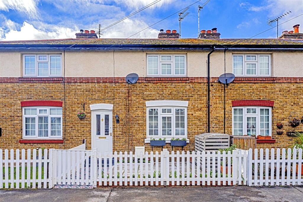 2 bedroom house for rent in Ordnance Close, Feltham, TW13