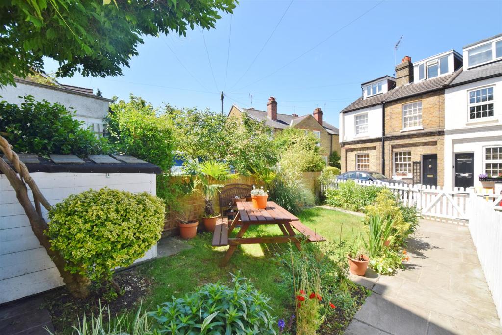 2 bedroom house for sale in Church Walk, Weybridge, KT13