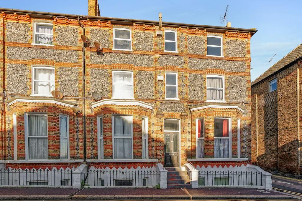 2 bedroom flat for sale in Flat 6, 2 Chandos Square, Sandringham Court, Broadstairs, Kent, CT10