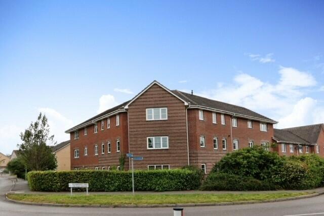 2 bedroom flat for sale in Wiltshire Crescent, Basingstoke, Hampshire, RG22