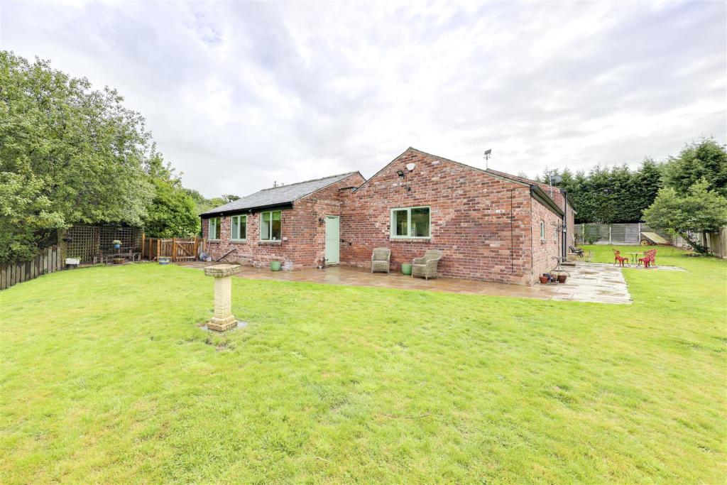3 bedroom farm house for sale in Medlock Road, Woodhouses, Failsworth