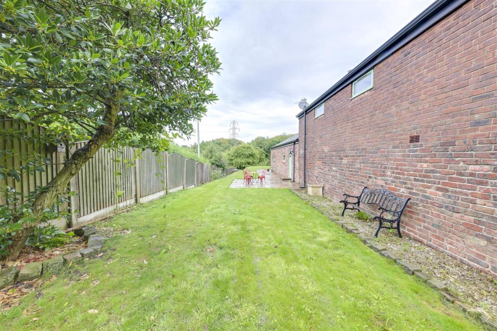 3 bedroom farm house for sale in Medlock Road, Woodhouses, Failsworth