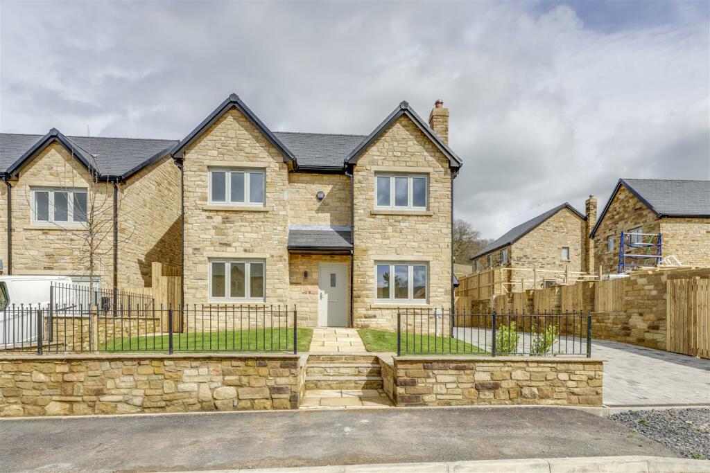 4 bedroom detached house for sale in Meadow Edge Close, Higher ...