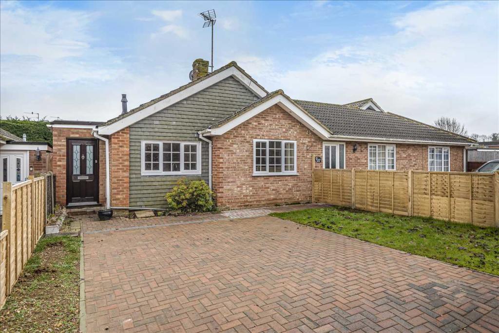 3 bedroom bungalow for sale in Way, Oakley, RG23
