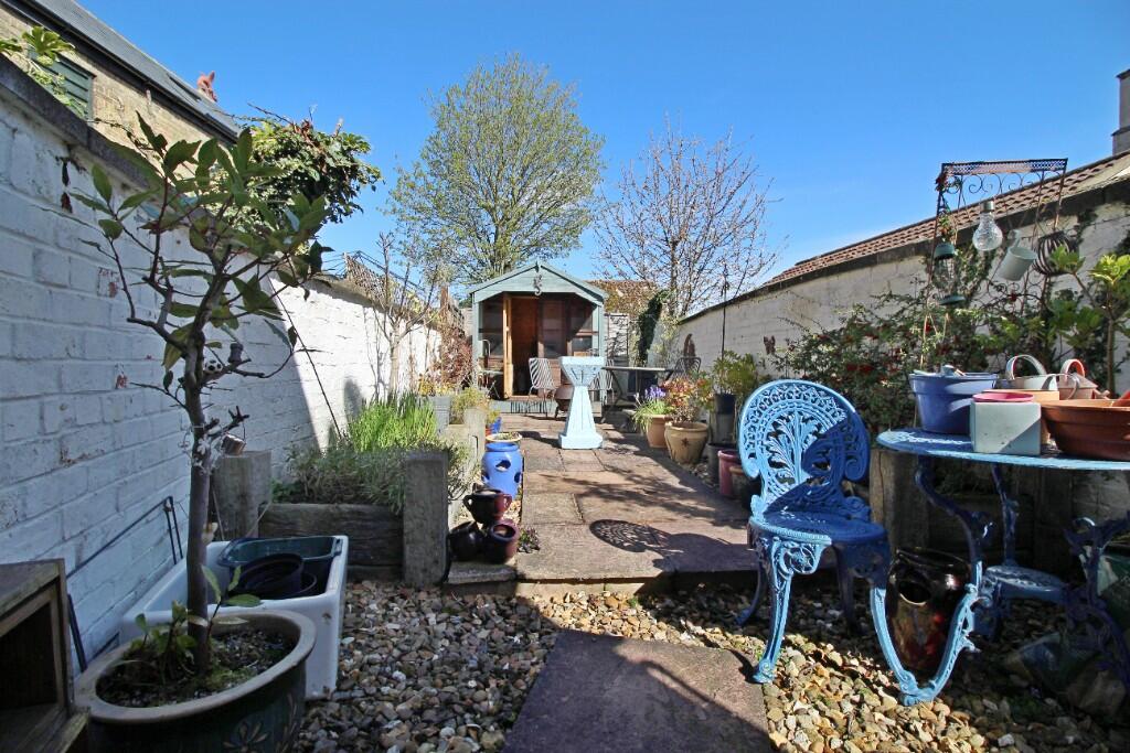 2 bedroom cottage for sale in High Street, Market Deeping, PE6