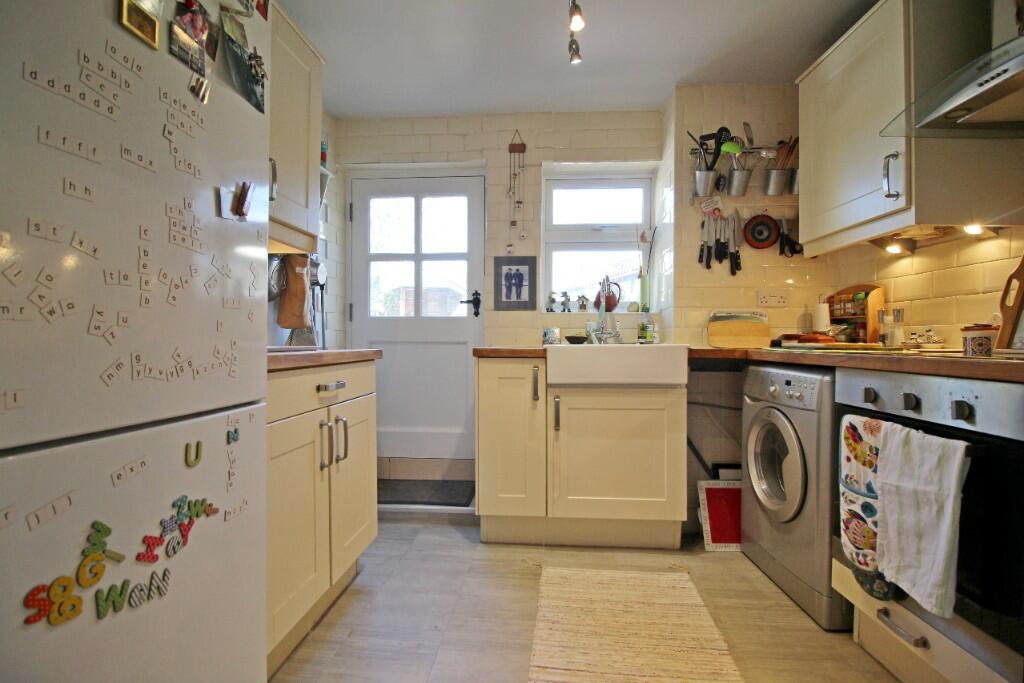 2 bedroom cottage for sale in High Street, Market Deeping, PE6
