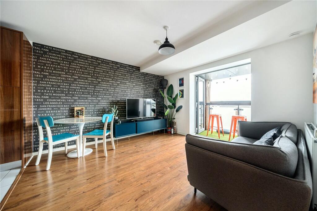 2 bedroom apartment for sale in Cardigan Road, London, E3