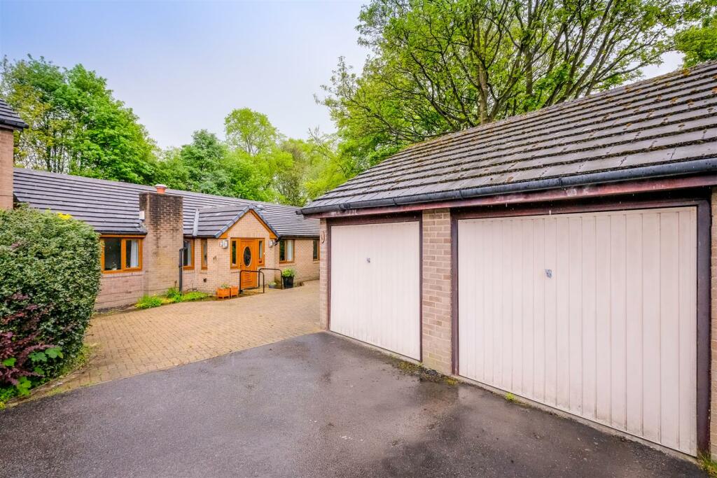5 bedroom detached bungalow for sale in St Giles Close Brighouse, HD6