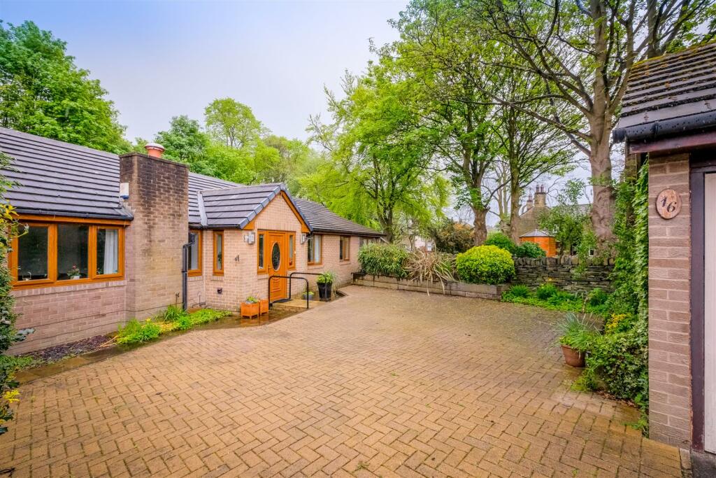 5 bedroom detached bungalow for sale in St Giles Close Brighouse, HD6