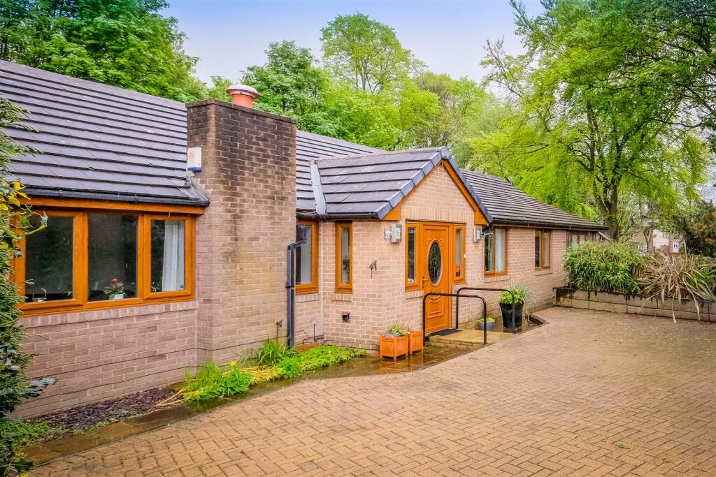 5 bedroom detached bungalow for sale in St Giles Close Brighouse, HD6