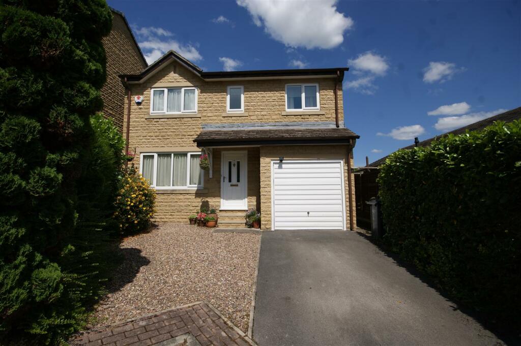 4 bedroom detached house for sale in Oakroyd Close,Bailiff Bridge, HD6