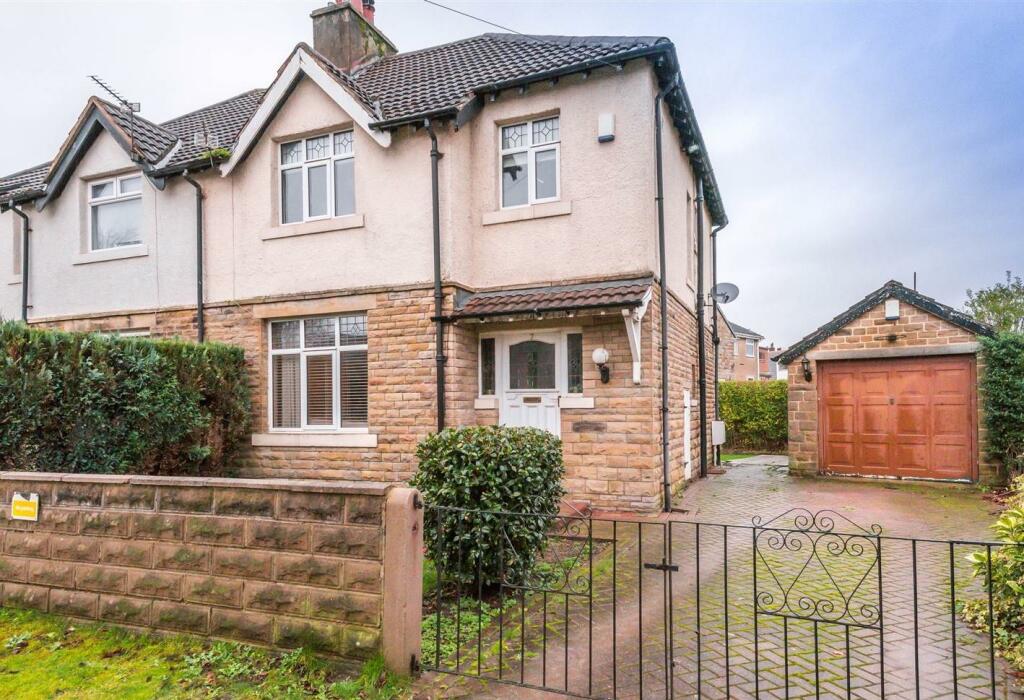 3 bedroom semidetached house for sale in Bute Avenue,Brighouse, HD6