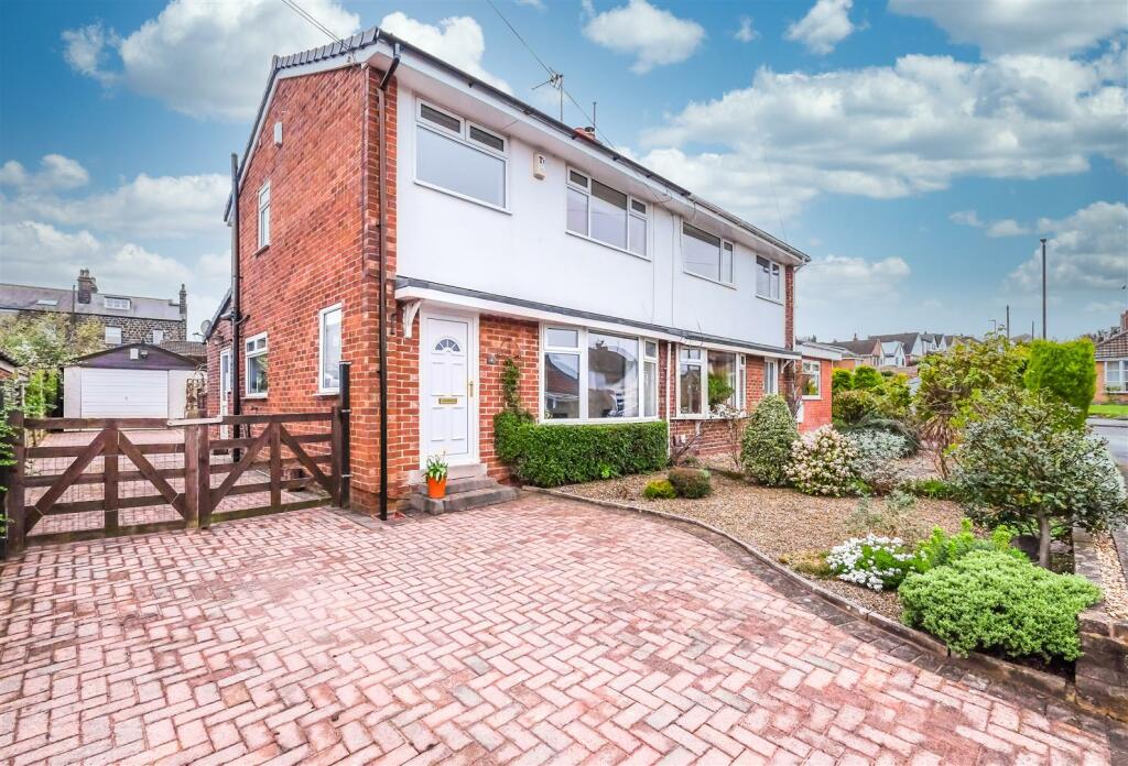 3 bedroom semidetached house for sale in Greenbanks Avenue, Horsforth