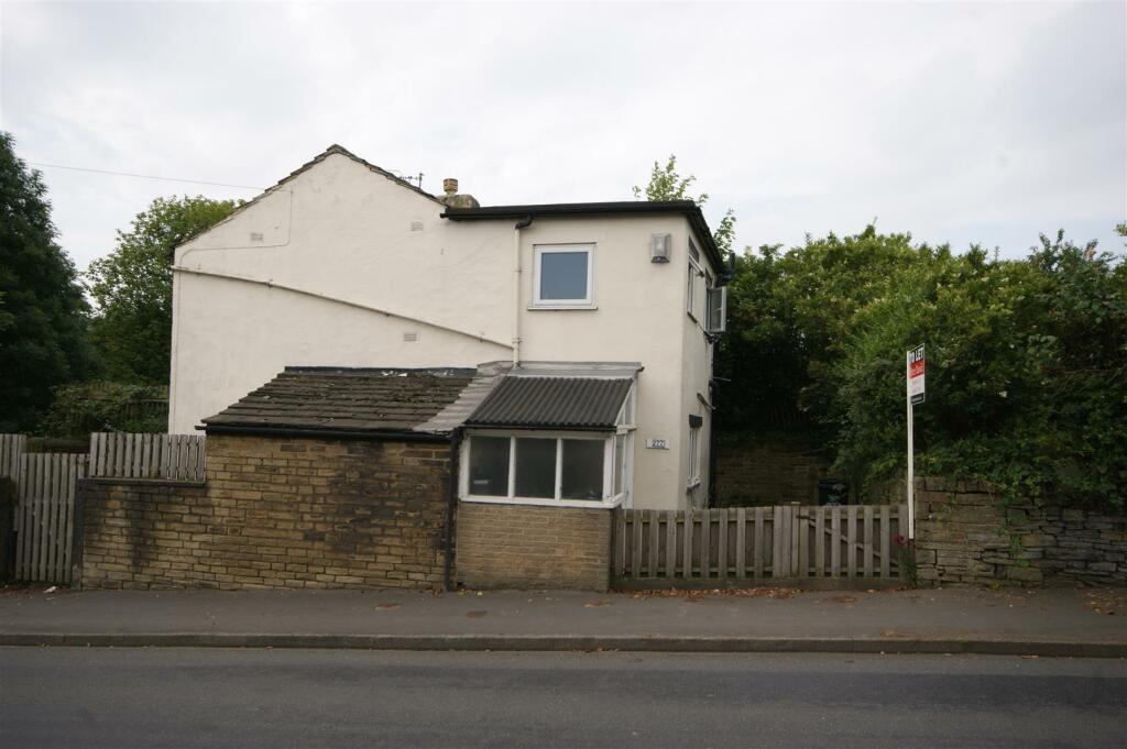2 bedroom detached house for sale in Halifax Road, Brighouse, HD6
