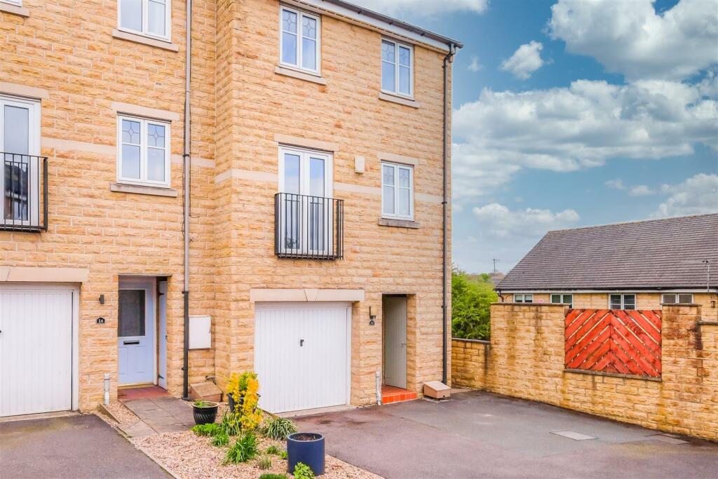 3 bedroom town house for sale in Farfield Rise,Bailiff Bridge, HD6