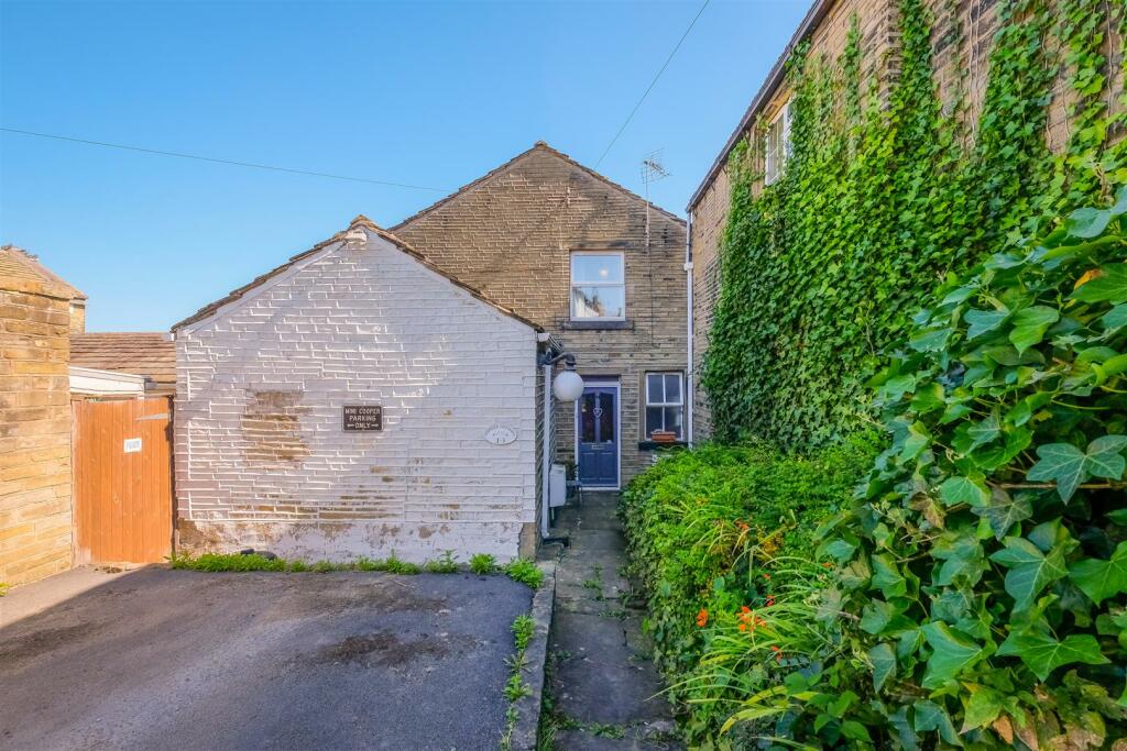 1 bedroom apartment for sale in Lower Fold, Brighouse, HD6