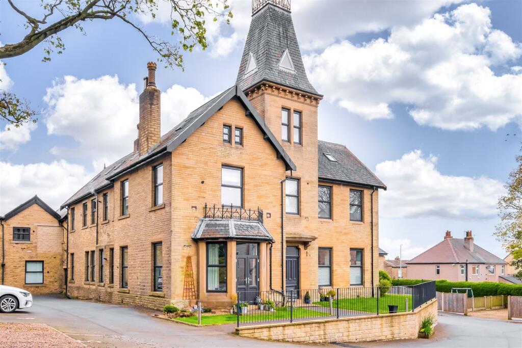 2 bedroom apartment for sale in Cromwell Close, Brighouse, HD6