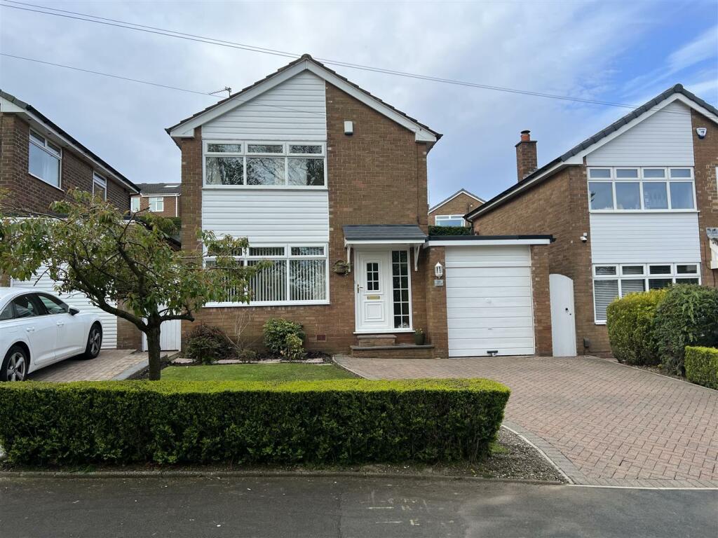 3 bedroom detached house for sale in Lyndhurst Road, Brighouse
