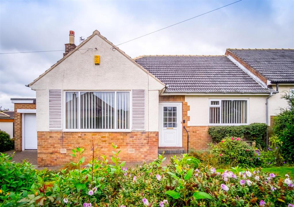 2 bedroom semidetached bungalow for sale in Shaftesbury Avenue