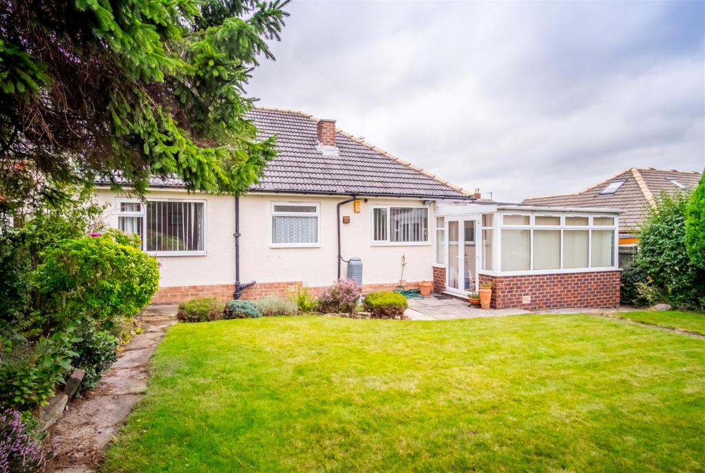 2 bedroom semidetached bungalow for sale in Shaftesbury Avenue