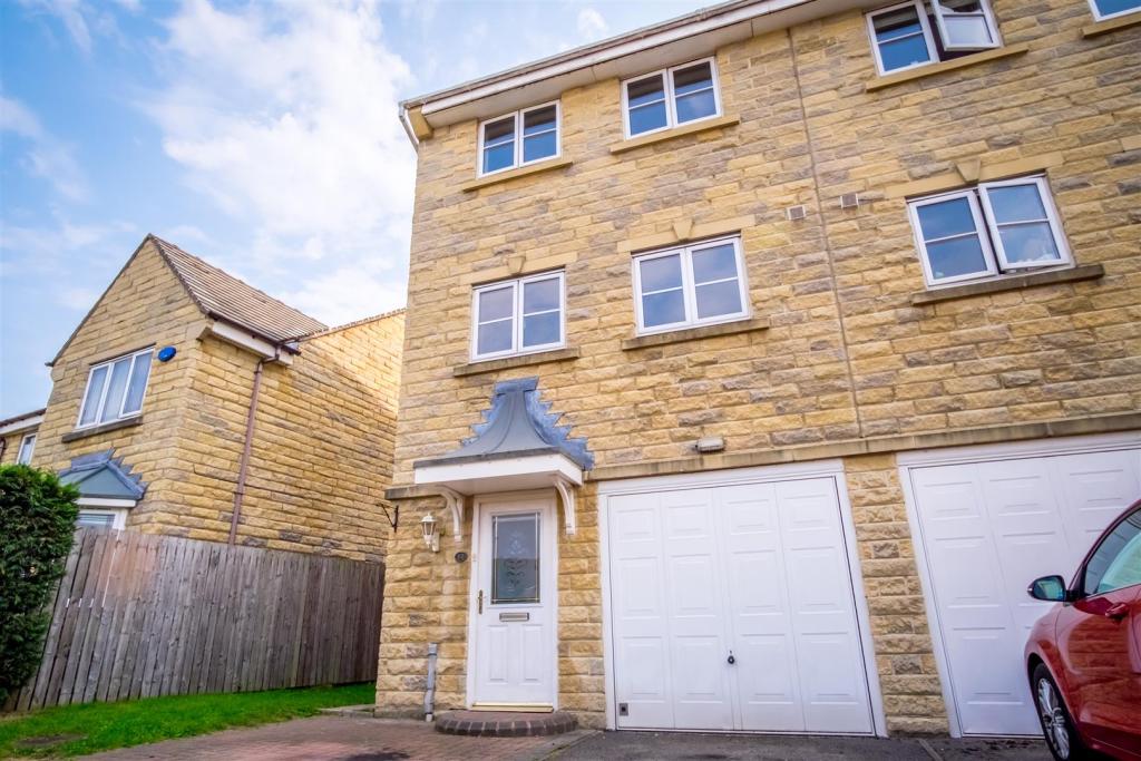 3 bedroom town house for sale in Birk Hey Close, Brighouse, HD6