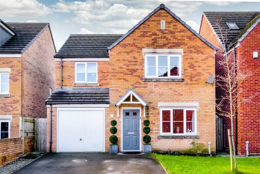 4 bedroom detached house for sale in Asquith Mews, Lightcliffe, Halifax